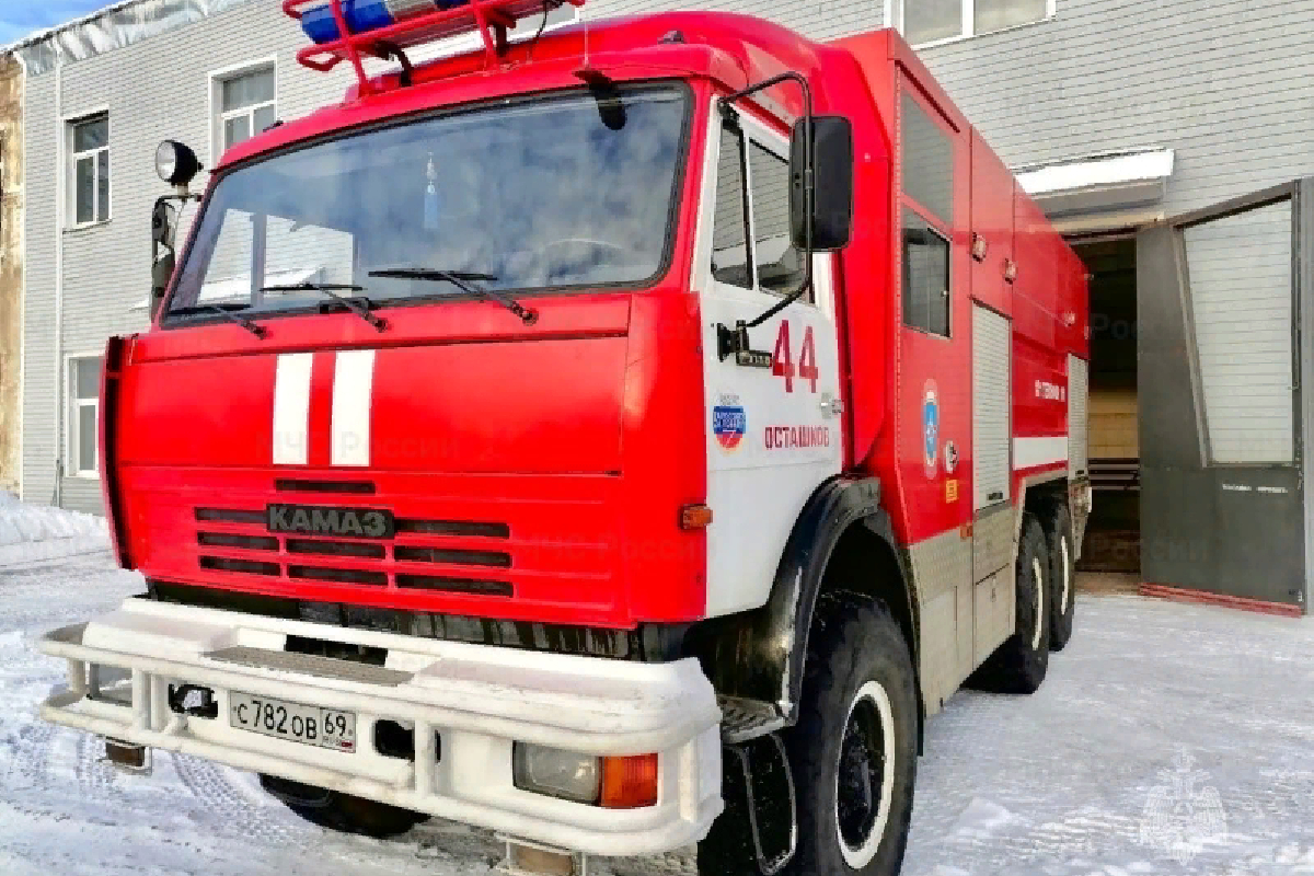 В Тверской области сотрудники МЧС помогли замерзающим водителям