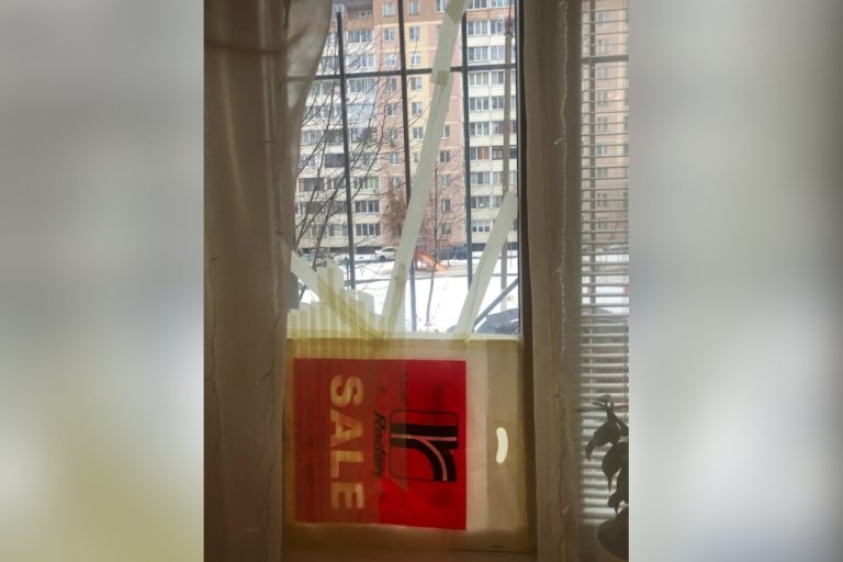 В Твери фейерверк разбил стекло и залетел в окно квартиры на первом этаже