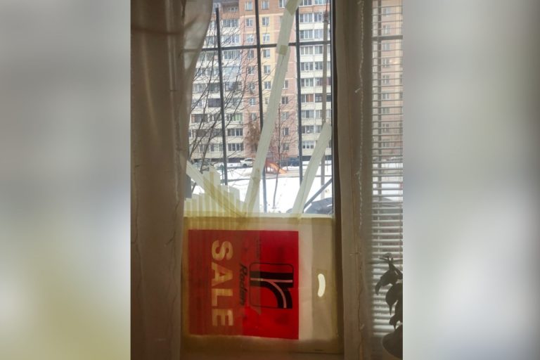 В Твери фейерверк разбил стекло и залетел в окно квартиры на первом этаже В Твери фейерверк разбил стекло и залетел в окно квартиры на первом этаже