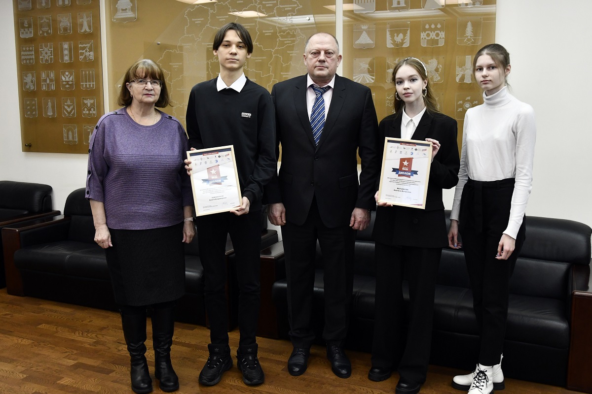 Председатель Заксобрания встретился со старицкими школьниками-победителями Диктанта Победы-2022