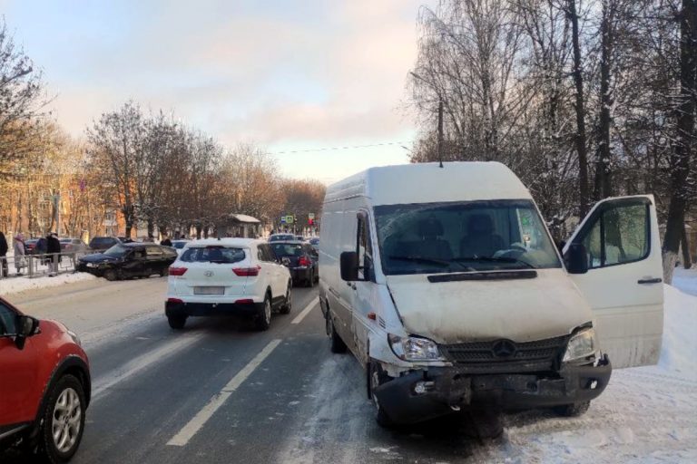 В Твери на Петербургском шоссе столкнулись легковушка и фургон