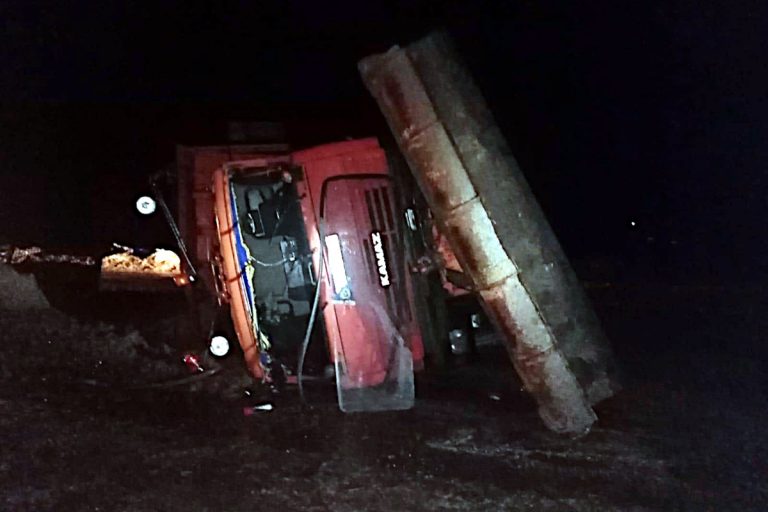 В Тверской области из-за погодных условий перевернулся набок снегоуборочный грузовик