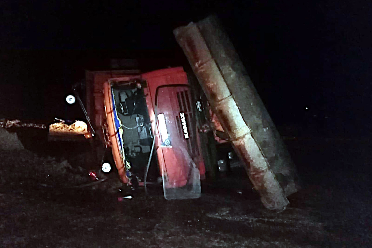 В Тверской области из-за погодных условий перевернулся набок снегоуборочный грузовик