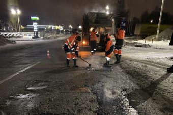 В Твери заделывают дорожные ямы литым асфальтобетоном