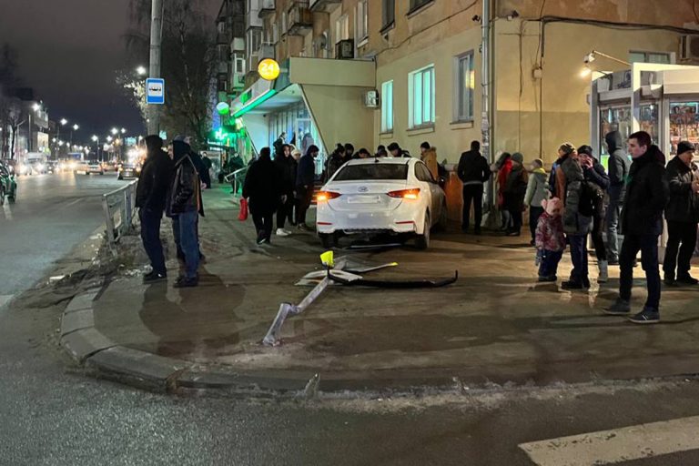 В Московском районе Твери сбили женщину, стоявшую на тротуаре