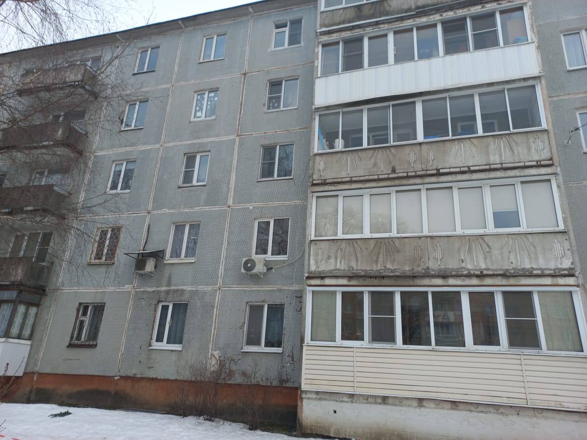 В Твери из окна 5 этажа выпал 2-летний ребенок