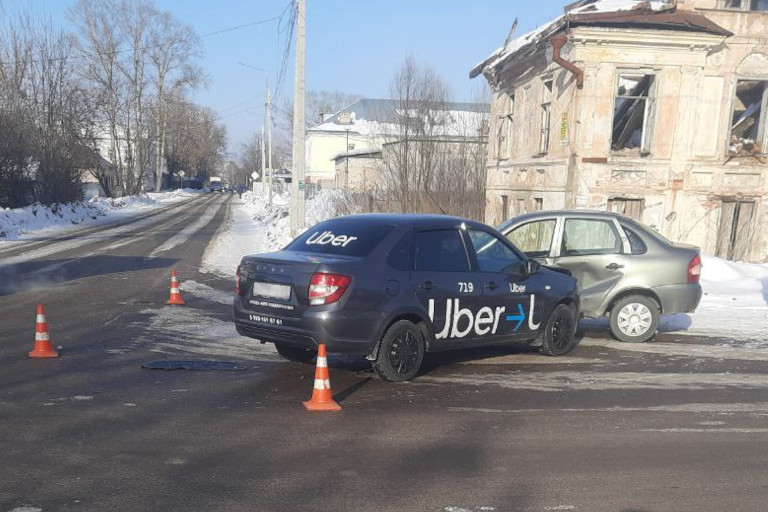 В Тверской области водитель легковушки не пропустил таксиста – есть пострадавшие