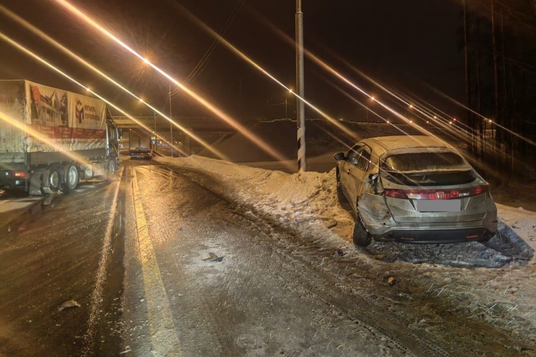 В Тверской области водитель легковушки пострадал в ДТП с участием фуры
