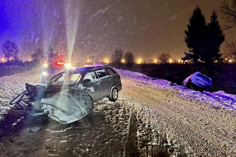 Nissan и Land Rover столкнулись на заснеженной дороге под Тверью