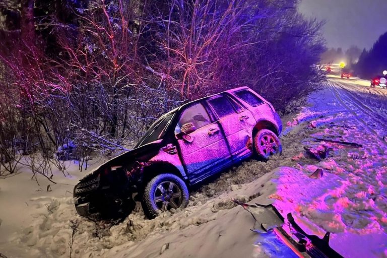 Nissan и Land Rover столкнулись на заснеженной дороге под Тверью