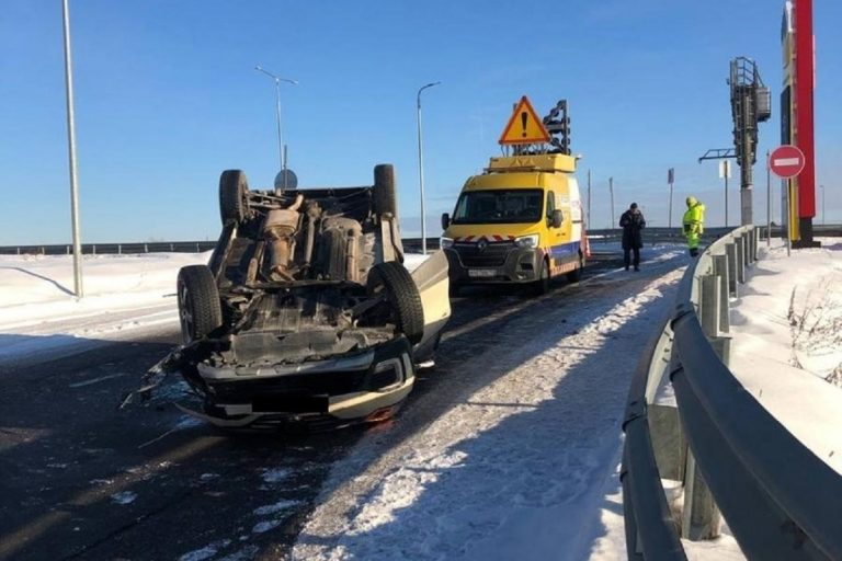 Легковушка врезалась в ограждение и перевернулась на М-11 в Тверской области