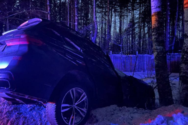 BMW X7 врезался в дерево в Твери