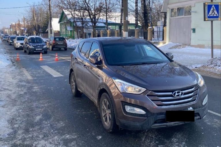 Пожилую женщину сбили на переходе в Твери