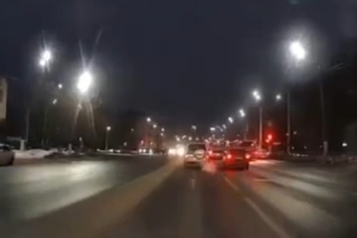 Водитель-торопыга врезался в автобус в Твери (видео)