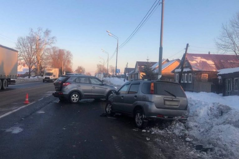 Два человека пострадали в тройном ДТП на М-10 в Тверской области