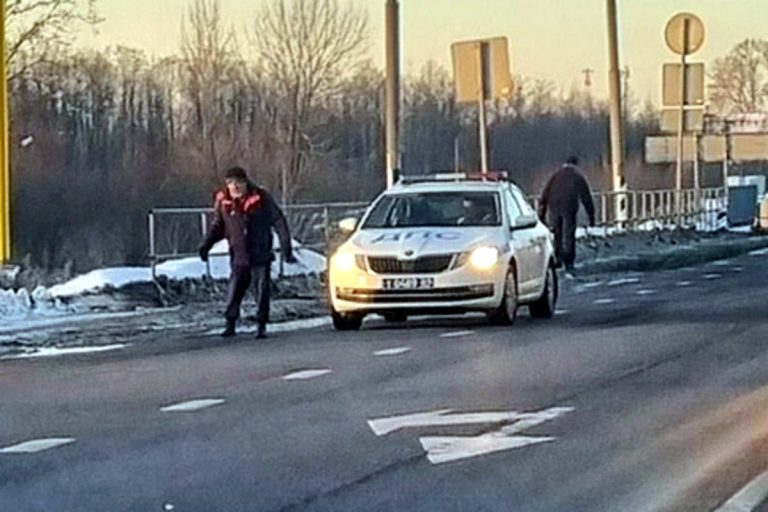 В Тверской области инспектор ДПС перекрыл трассу М-10 ради спасения пенсионера