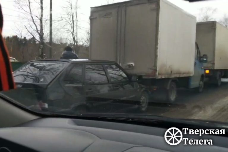 Четыре автомобиля столкнулись на Московском шоссе в Твери