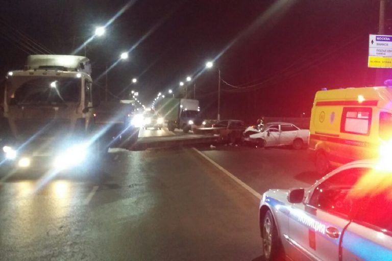 Лада Приора врезалась в МАЗ на Московском шоссе в Твери