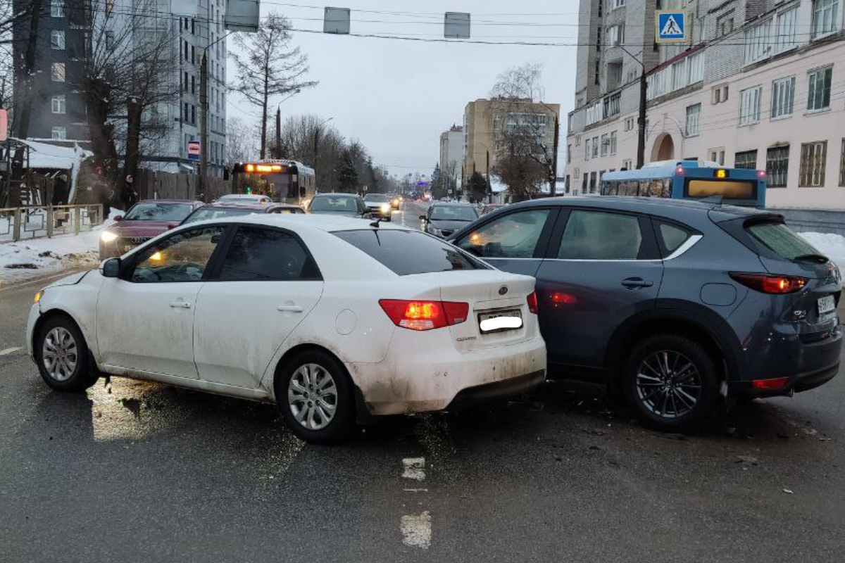 В Заволжском районе Твери столкнулись две машины