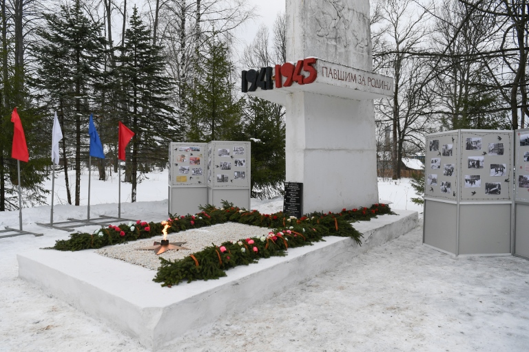 Губернатор Тверской области возложил цветы к Обелиску Славы в Сонково