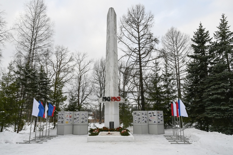 Губернатор Тверской области возложил цветы к Обелиску Славы в Сонково