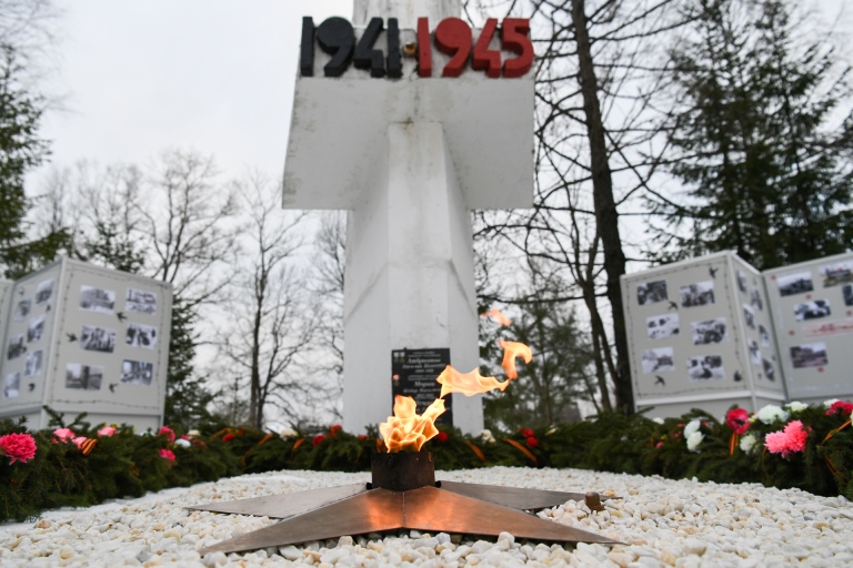 Губернатор Тверской области возложил цветы к Обелиску Славы в Сонково