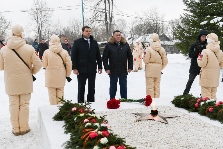 Губернатор Тверской области возложил цветы к Обелиску Славы в Сонково
