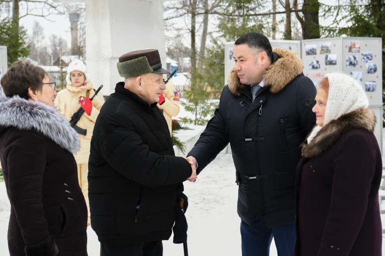 Губернатор Тверской области возложил цветы к Обелиску Славы в Сонково