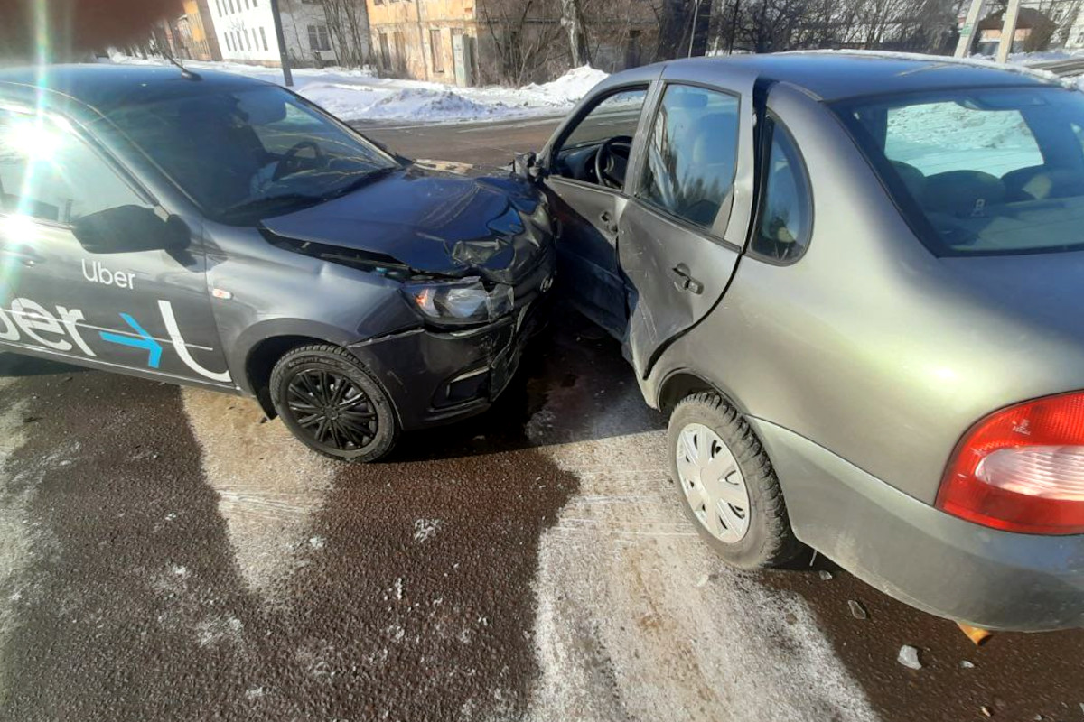 В Тверской области водитель легковушки не пропустил таксиста  есть пострадавшие