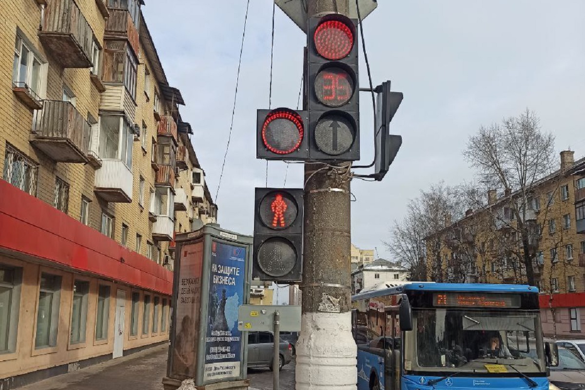 В Твери в новом режиме начал работать светофор на оживленном перекрестке