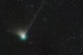 Астрономы показали, как выглядит подлетевшая к Земле зеленая комета