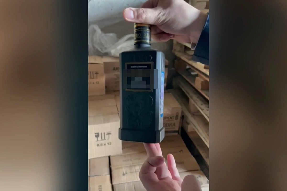 2326 бутылок опасного алкоголя известных брендов нашли на складе в Тверской области