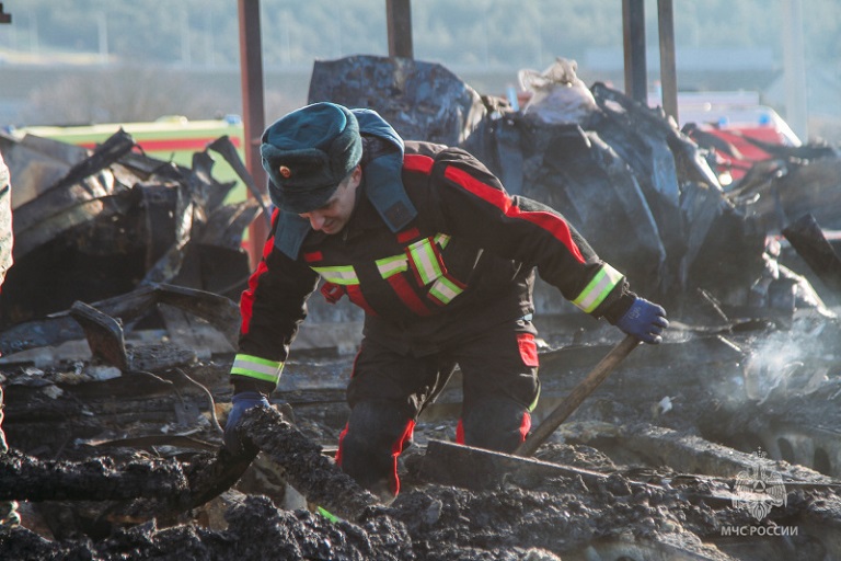В страшном пожаре на трассе "Таврида" под Севастополем заживо сгорели рабочие из Тверской области