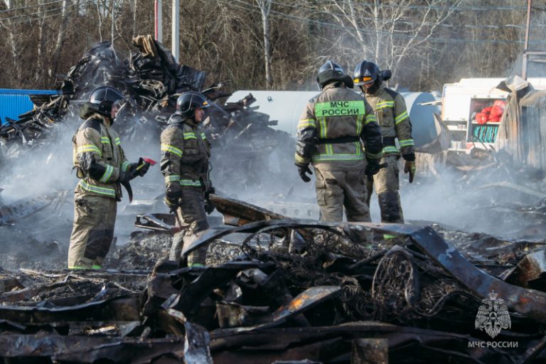 В страшном пожаре на трассе "Таврида" под Севастополем заживо сгорели рабочие из Тверской области