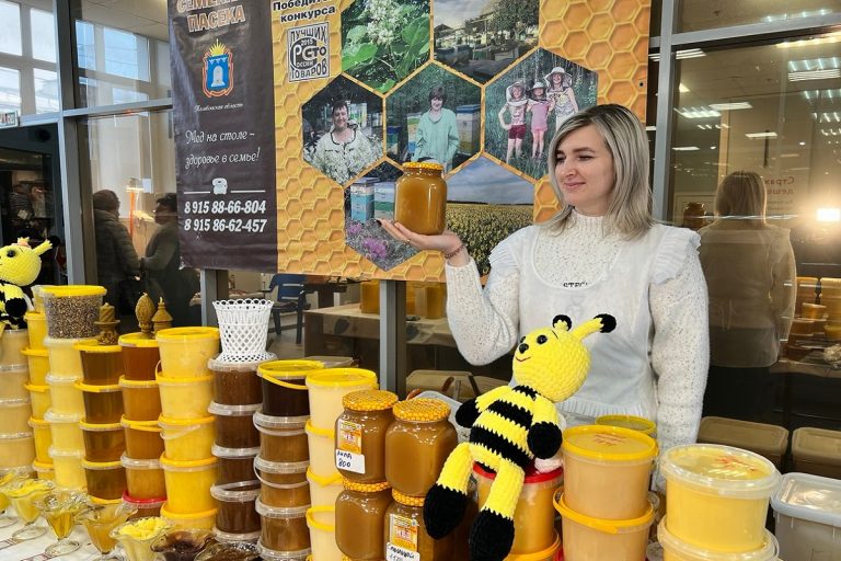 Пчеловоды Коломниковы приехали с первой ярмаркой мёда в этом году