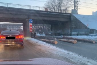 Бревна рассыпались по проспекту в Твери