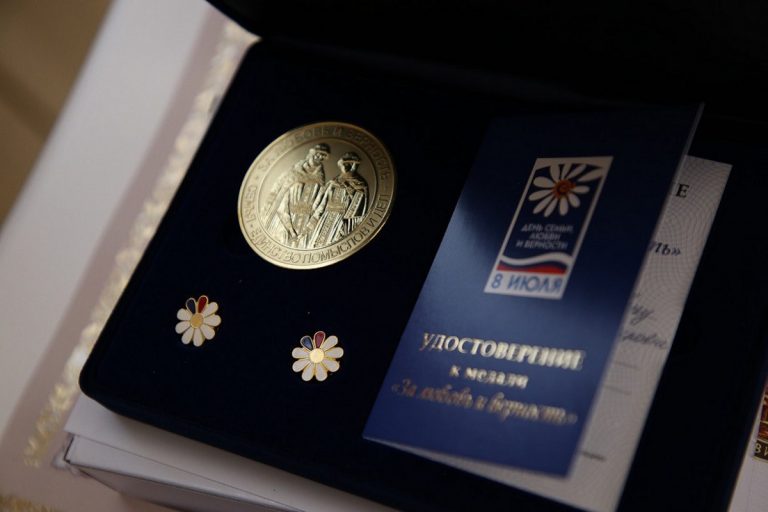 75 медалей «За любовь и верность» найдут в Тверской области своих героев