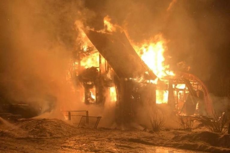 Пожаром полностью уничтожен частный жилой дом в Тверской области