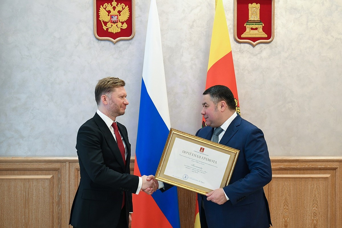Игорь Руденя вручил награду коллективу благотворительного Фонда Герои