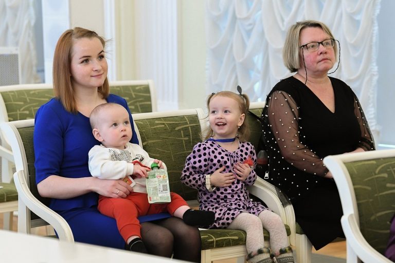Молодым семьям Верхневолжья вручили жилищные сертификаты