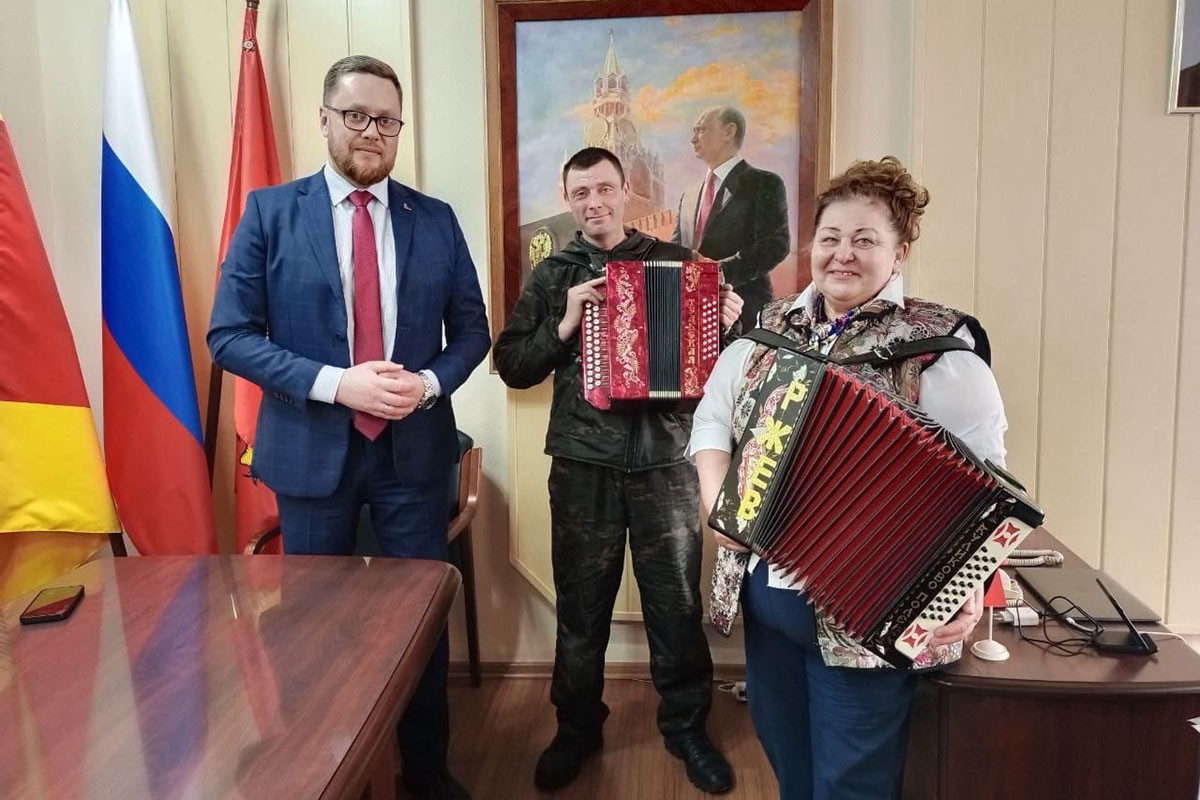 Глава Ржевского округа подарил гармонь мобилизованному из Тверской области