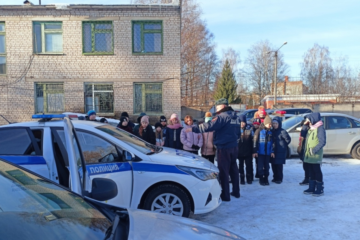 В Ржеве школьников отвезли в полицию