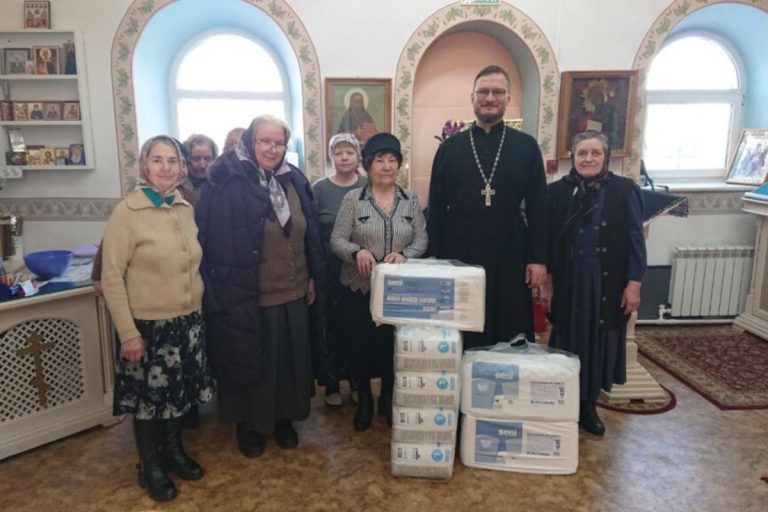 Позитивный батюшка и прихожане храма помогли тверскому дому престарелых