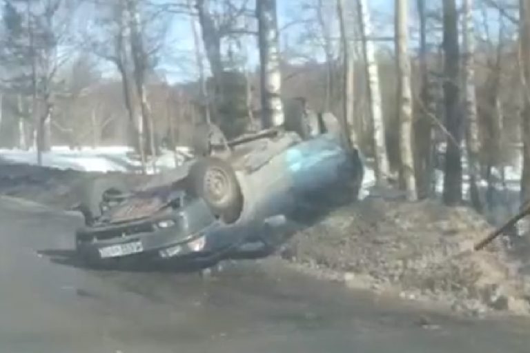 В Тверской области на дороге перевернулся автомобиль