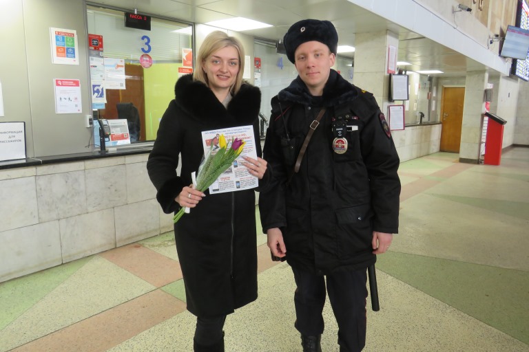 На железнодорожном вокзале в Твери женщинам дарили цветы