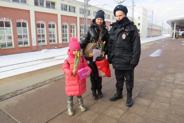На железнодорожном вокзале в Твери женщинам дарили цветы