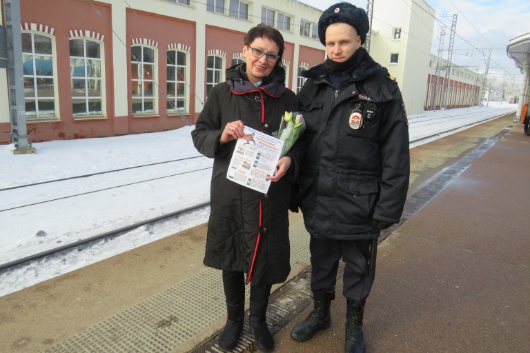 На железнодорожном вокзале в Твери женщинам дарили цветы