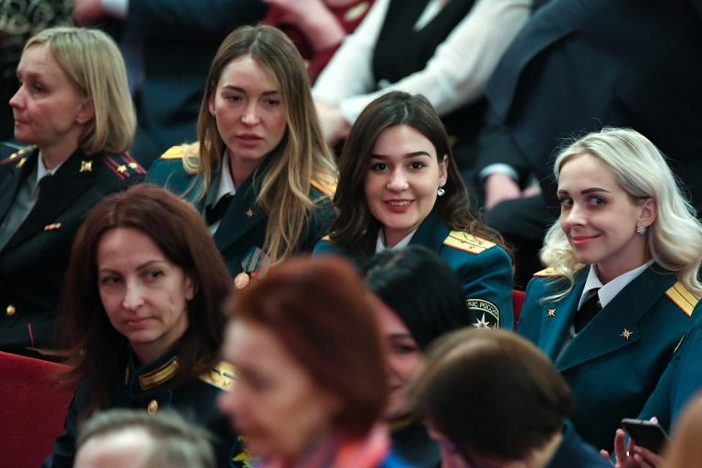 Игорь Руденя накануне Международного женского дня вручил награды жительницам Верхневолжья