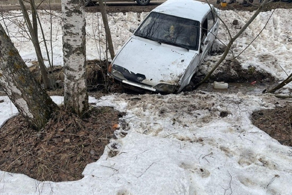 Легковушка вылетела в кювет в Тверской области