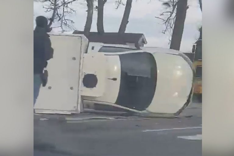 Опрокинувшийся фургон спровоцировал затор на М-10 в Тверской области